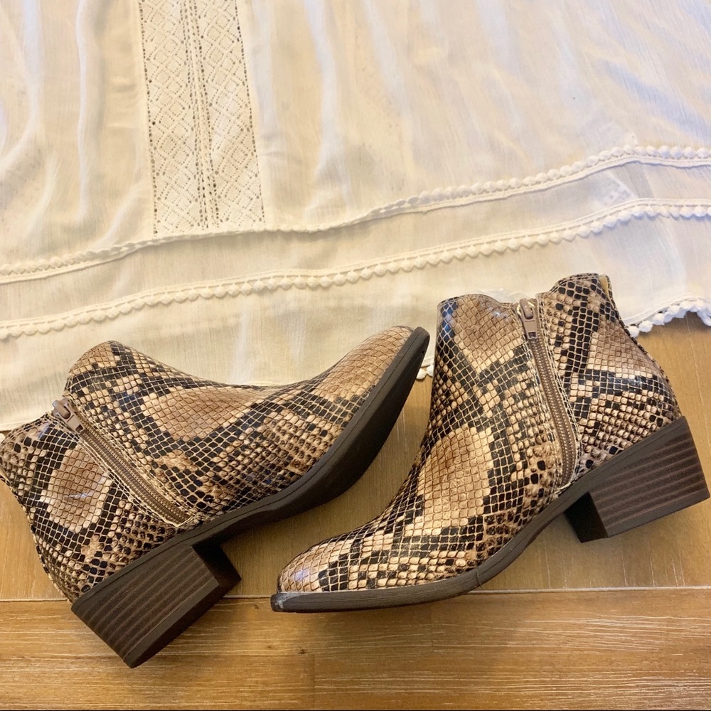 Chelsea Boots - Snakeskin design Bootie - 6M